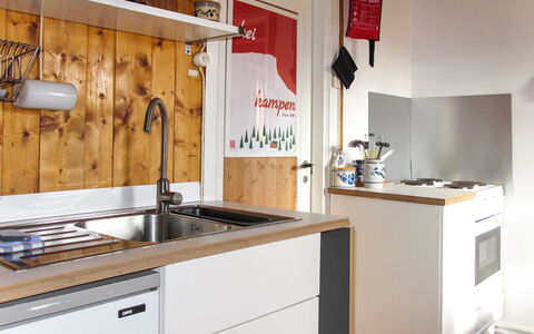 Skeisvegen: Spüle, Cabinetry, Eigentum, Zapfhahn, Möbel, Countertop, Sinken, Armatur, Holz, Küche