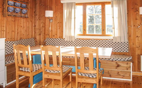 Skeisvegen: Möbel, Fenster, Tabelle, Gebäude, Holz, Stuhl, Interior Design, Holzbeize, Fussboden, Flooring