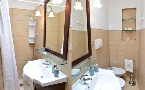 Appartamento Pineta Mare: Spiegel, Braun, Zapfhahn, Sinken, Bad Sink, Armatur, Eigentum, Badezimmer, Interior Design, Badezimmerschrank
