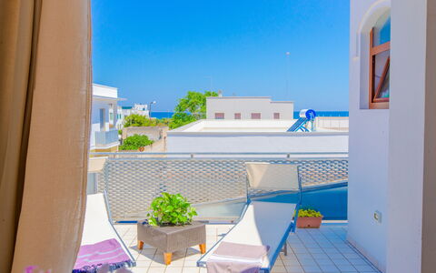 Appartamento Pineta Mare: Daytime, Eigentum, Himmel, Azurblau, Gebäude, Schatten, Interior Design, Urban Design, Haus, Nachbarschaft
