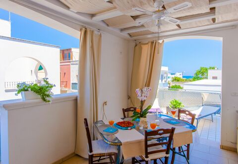 Appartamento Pineta Mare: Tabelle, Möbel, Eigentum, Gebäude, Pflanze, Blau, Blumentopf, Zimmerpflanze, Stuhl, Fenster