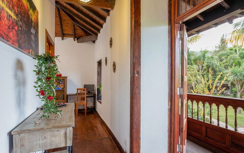 Villa Torrita: Eigentum, Gebäude, Pflanze, Holz, Interior Design, Die Architektur, Fussboden, Veranda, Holzbeize, Wand