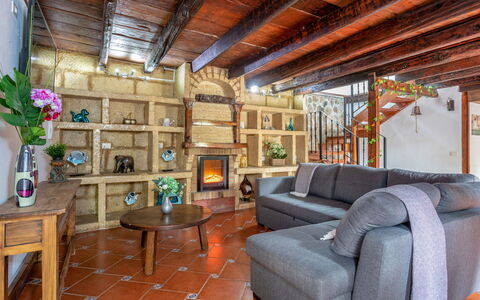 Villa Torrita: Möbel, Tabelle, Couch, Bilderrahmen, Pflanze, Holz, Zimmerpflanze, Interior Design, Die Architektur, Wohnzimmer