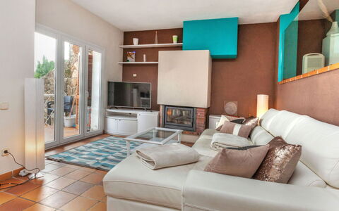 Berganti: Möbel, Zimmer, Interior Design, Eigentum, Wohnzimmer, Gebäude, Türkis, Schlafzimmer, Fussboden, Haus