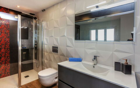 Berganti: Badezimmer, Zimmer, Eigentum, Interior Design, Fliese, Sinken, Fussboden, Gebäude, Wand, Die Architektur