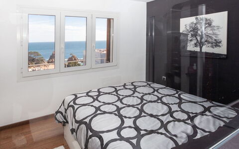 Berganti: Schlafzimmer, Zimmer, Eigentum, Möbel, Interior Design, Fussboden, Bett, Bettrahmen, Gebäude, Haus