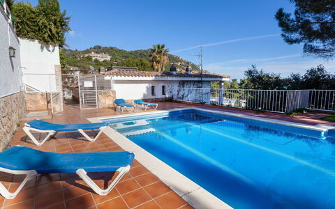 Berganti: Schwimmbad, Eigentum, Grundeigentum, Freizeit, Urlaub, Haus, Gebäude, Resort, Himmel, Villa