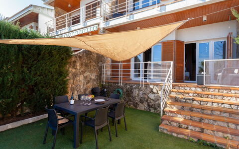 Berganti: Eigentum, Grundeigentum, Haus, Terrasse, Hinterhof, Gebäude, Garten, Zimmer, Schatten, Gras