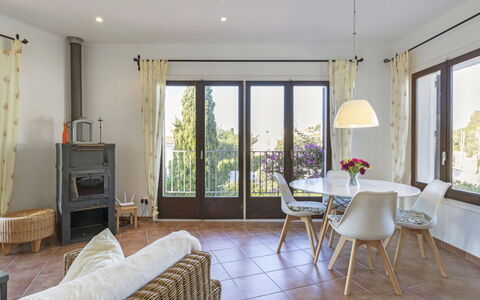 Marisol: Eigentum, Zimmer, Möbel, Interior Design, Gebäude, Wohnzimmer, Haus, Fussboden, Grundeigentum, Gelb
