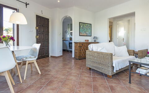 Marisol: Eigentum, Zimmer, Möbel, Gebäude, Fussboden, Grundeigentum, Interior Design, Haus, Fliese, Suite