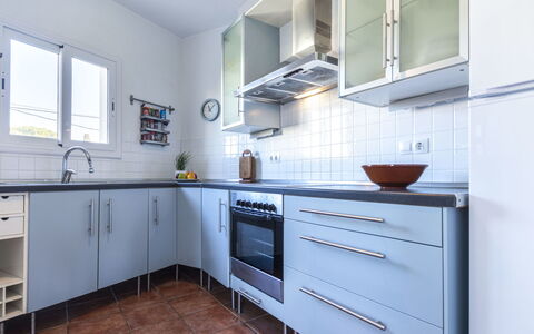 Marisol: Eigentum, Zimmer, Küche, Möbel, Cabinetry, Countertop, Gebäude, Interior Design, Grundeigentum, Haus