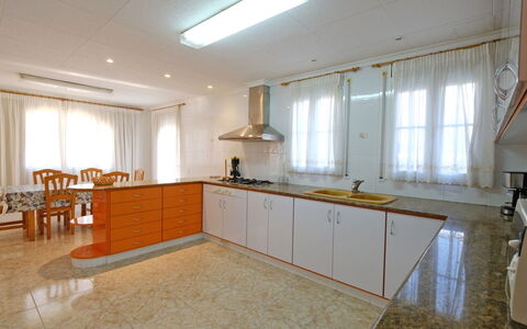 Sofía: Cabinetry, Möbel, Fenster, Countertop, Gebäude, Holz, Interior Design, Küche, Fussboden, Haus
