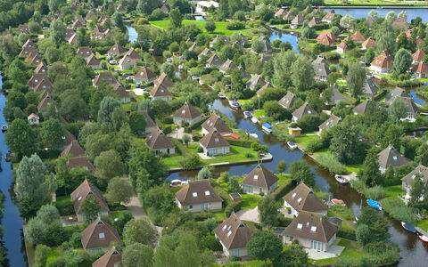 Bungalowpark It Wiid: Eigentum, Wasser, Gebäude, Natürliche Landschaft, Pflanze, Baum, Urban Design, Grundstueck, Vegetation, Haus