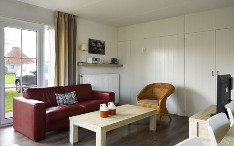 Bungalowpark It Wiid: Eigentum, Möbel, Tabelle, Holz, Komfort, Couch, Wohnzimmer, Fenster, Flooring, Fussboden