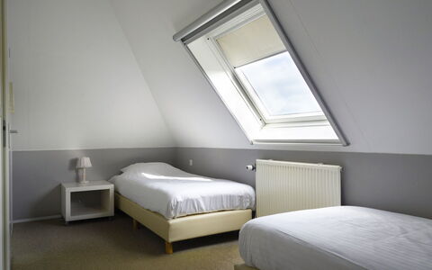 Bungalowpark It Wiid: Möbel, Komfort, Lampe, Bettrahmen, Holz, Schatten, Gebäude, Bett, Interior Design, Kissen