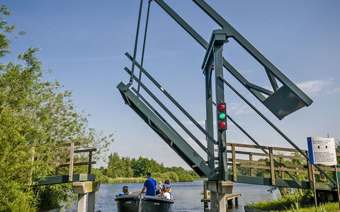 Bungalowpark It Wiid: Himmel, Wasser, Pflanze, Fahrzeug, Baum, Kran, See, Watercraft, Wassertransport