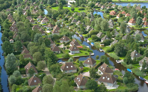 Bungalowpark It Wiid: Eigentum, Wasser, Gebäude, Natürliche Landschaft, Pflanze, Baum, Urban Design, Grundstueck, Vegetation, Haus