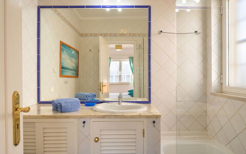 Villa Blue Ocean: Badezimmer, Zimmer, Badezimmerschrank, Eigentum, Decke, Interior Design, Bad Zubehör, Möbel, Wand, Fussboden
