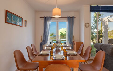 Villa Blue Ocean: Zimmer, Esszimmer, Möbel, Eigentum, Interior Design, Tabelle, Gebäude, Grundeigentum, Gelb, Küche & Esszimmer Tisch