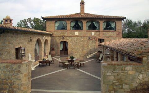 Villa Fontanelle: Himmel, Wolke, Baum, Fenster, Dach, Fassade, Ländliches Gebiet, Landschaft, Bogen, Stadt