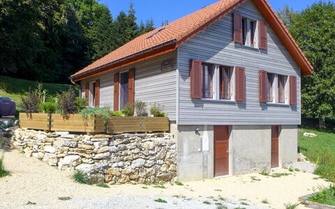 Chalet la Frêtaz: Pflanze, Himmel, Eigentum, Fenster, Gebäude, Baum, Haus, Grundstueck, Holz, Hütte