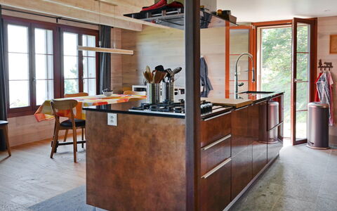 Chalet la Frêtaz: Möbel, Gebäude, Holz, Fenster, Fussboden, Cabinetry, Flooring, Tabelle, Pflanze, Hartholz