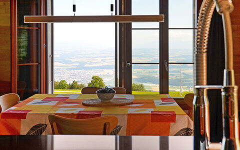 Chalet la Frêtaz: Tabelle, Möbel, Eigentum, Himmel, Fenster, Gebäude, Licht, Holz, Interior Design, Pflanze