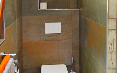 Chalet la Frêtaz: Braun, Toilette, Badezimmer, Gebäude, Armatur, Lila, Holz, Fussboden, Flooring