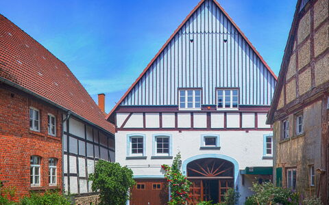 Phileas: Pflanze, Himmel, Fenster, Gebäude, Holz, Wohngebiet, Grundeigentum, Fassade, Dach, Wahrzeichen