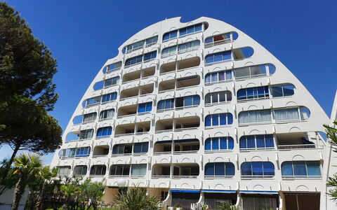 La Grande Motte 600: Himmel, Gebäude, Pflanze, Baum, Urban Design, Tower Block, Wohngebiet, Fassade, Geschäftshaus, Stadt