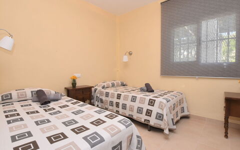 Oasis: Schlafzimmer, Zimmer, Eigentum, Möbel, Bettdecke, Bett, Fussboden, Interior Design, Grundeigentum, Bettrahmen