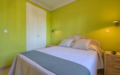 Golf Y Playa: Schlafzimmer, Bett, Zimmer, Möbel, Bettdecke, Eigentum, Wand, Bettrahmen, Fussboden, Grün