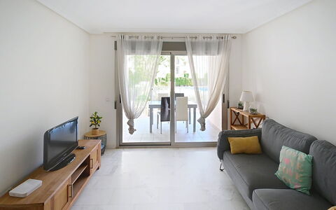 Zephyrus: Möbel, Interior Design, Flooring, Fussboden, Couch, Holz, Wohnzimmer, Zimmer, Tabelle, Decke