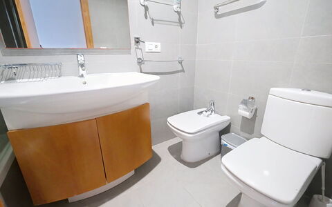 Zephyrus: Armatur, Toilleten Sitz, Flooring, Badezimmer, Sinken, Interior Design, Fussboden, Toilette, Bad Sink, Zapfhahn