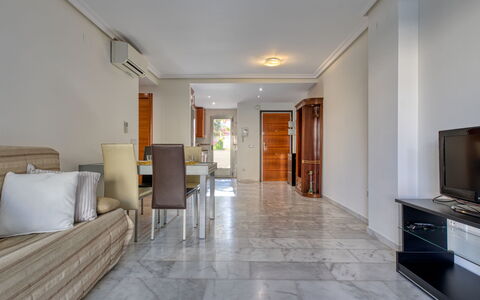 Zephyrus: Eigentum, Möbel, Tür, Gebäude, Holz, Interior Design, Fussboden, Flooring, Wohnzimmer, Wand