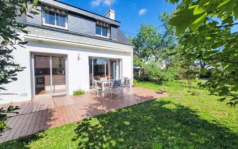 Ty Mam Goz: Wohngebiet, Zuhause, Strauch, Haus, Hütte, Estate, Garten, Auffahrt, Garten, Vorort