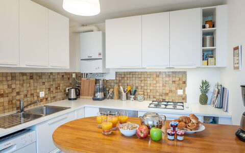 Ty Mam Goz: Countertop, Zimmer, Küche, Eigentum, Möbel, Interior Design, Cabinetry, Zuhause, Gebäude, Haus