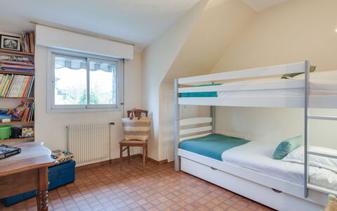 Ty Mam Goz: Bett, Zimmer, Möbel, Schlafzimmer, Eigentum, Bettdecke, Gebäude, Bettrahmen, Matratze, Interior Design