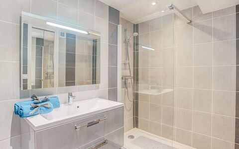 Quiberon 226: Spiegel, Zapfhahn, Armatur, Sinken, Duschkopf, Badezimmerschrank, Bad Sink, Badezimmer, Cabinetry