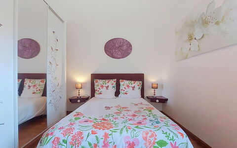 Meeresblick: Möbel, Interior Design, Bett, Schlafzimmer, Fussboden, Bettdecke, Flooring, Bedding, Linens, Zimmer