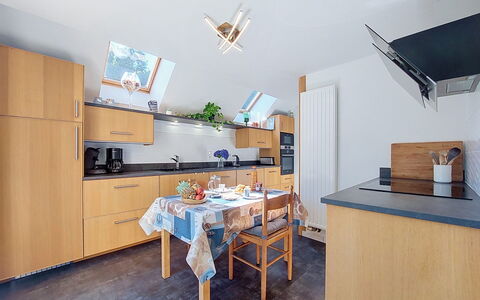 Meeresblick: Möbel, Interior Design, Holz, Flooring, Küche, Decke, Fussboden, Stuhl, Countertop, Zimmer