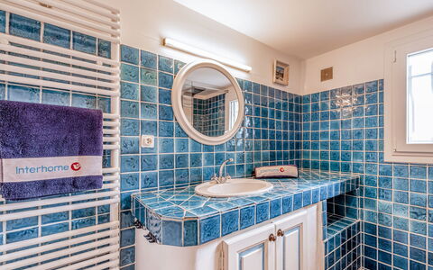 La Source: Blau, Eigentum, Badezimmer, Zimmer, Fliese, Grundeigentum, Interior Design, Die Architektur, Azurblau, Wand