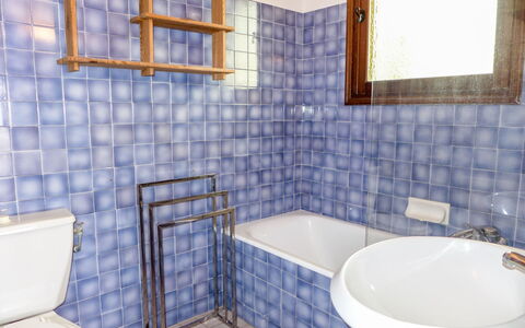 Le Romarin: Badewanne, Armatur, Eigentum, Zapfhahn, Blau, Azurblau, Lila, Fenster, Badezimmer, Interior Design