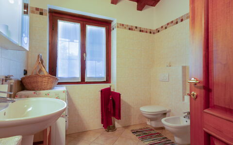 Fuentes: Badezimmer, Eigentum, Zimmer, Rot, Interior Design, Fussboden, Fliese, Gebäude, Haus, Wand