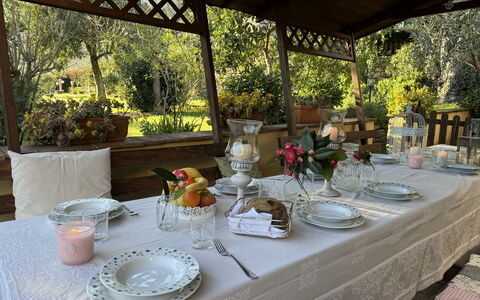 Podere Di Mero Casolare: Möbel, Geschirr, Tischdecke, Tabelle, Servierware, Linens, Dishware, Essen, Stuhl, Teller