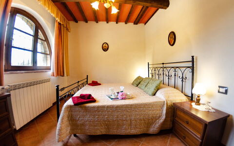 Podere Di Mero Casolare: Möbel, Eigentum, Fenster, Gebäude, Komfort, Holz, Interior Design, Beleuchtung, Fussboden