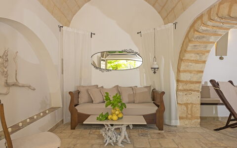 Masseria Pagliamonte: Möbel, Tabelle, Eigentum, Gebäude, Couch, Komfort, Wohnzimmer, Pflanze, Interior Design, Haus