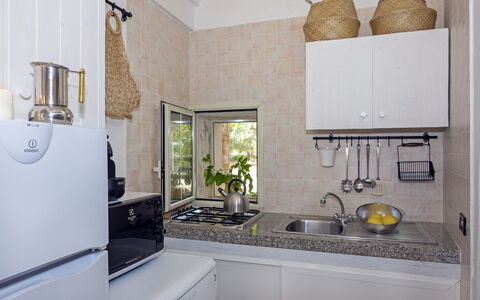 Masseria Pagliamonte: Spüle, Cabinetry, Sinken, Eigentum, Countertop, Zapfhahn, Gebäude, Küche, Beleuchtung, Armatur