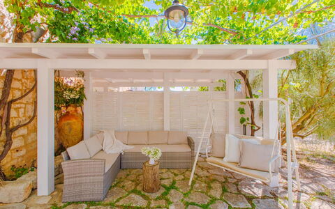 Masseria Pagliamonte: Pflanze, Gebäude, Couch, Gartenmöbel, Vegetation, Schatten, Holz, Wand, Rechteck, Baum