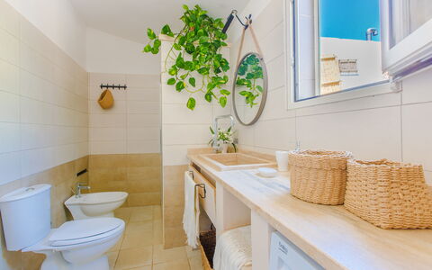 Masseria Pagliamonte: Eigentum, Armatur, Möbel, Sinken, Badezimmer, Tabelle, Badezimmerschrank, Bad Sink, Zapfhahn, Pflanze